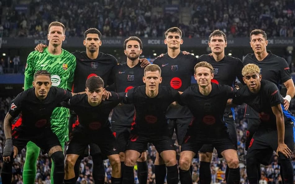 Jogadores do Barcelona contra o Espanyol, partida que marcou o título de La Liga