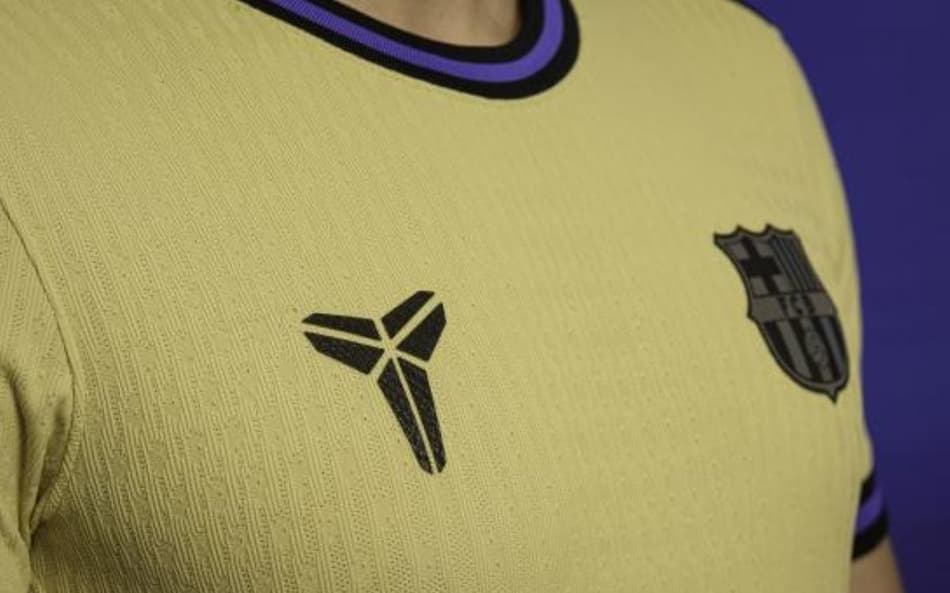 Uniforme dois do Barcelona apresentado com a marca de Kobe Bryant (Foto: Reprodução/Barcelona)