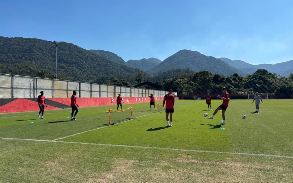 Bayer Leverkusen realiza treino movimentado no CT do Flamengo; veja imagens
