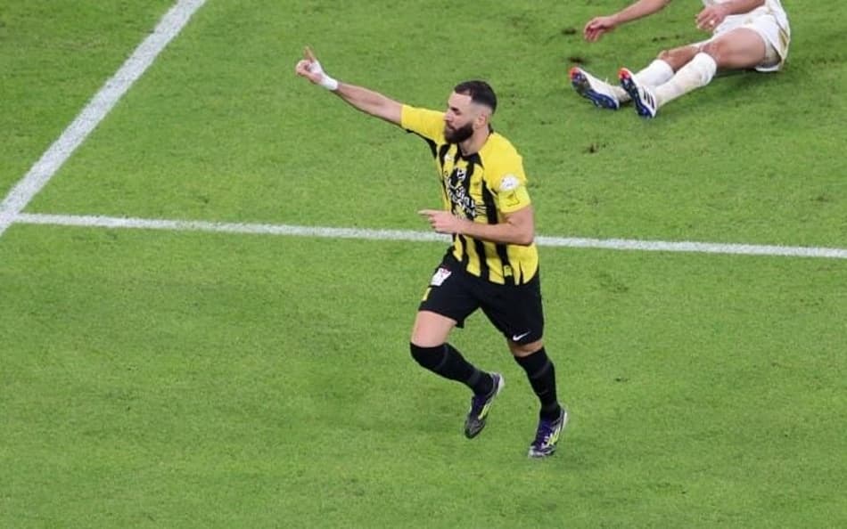 Benzema comemora gol pelo Al-Ittihad contra o Al-Nassr, pela liga saudita (Foto: Reprodução/X))