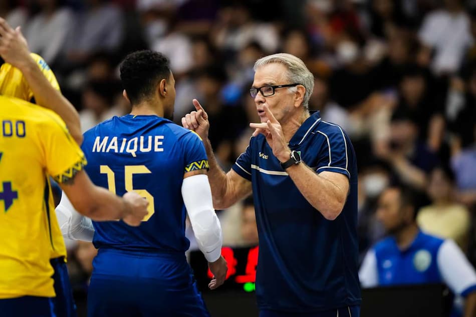 Bernardinho orienta Maique durante partida entre Brasil e Argentina na VNL (Foto: Divulgação/ VNL)