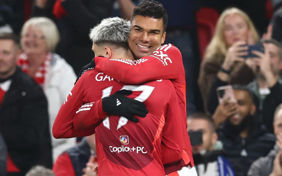 Casemiro comemora gol com Alejandro Garnacho (Foto: Darren Staples/AFP)
