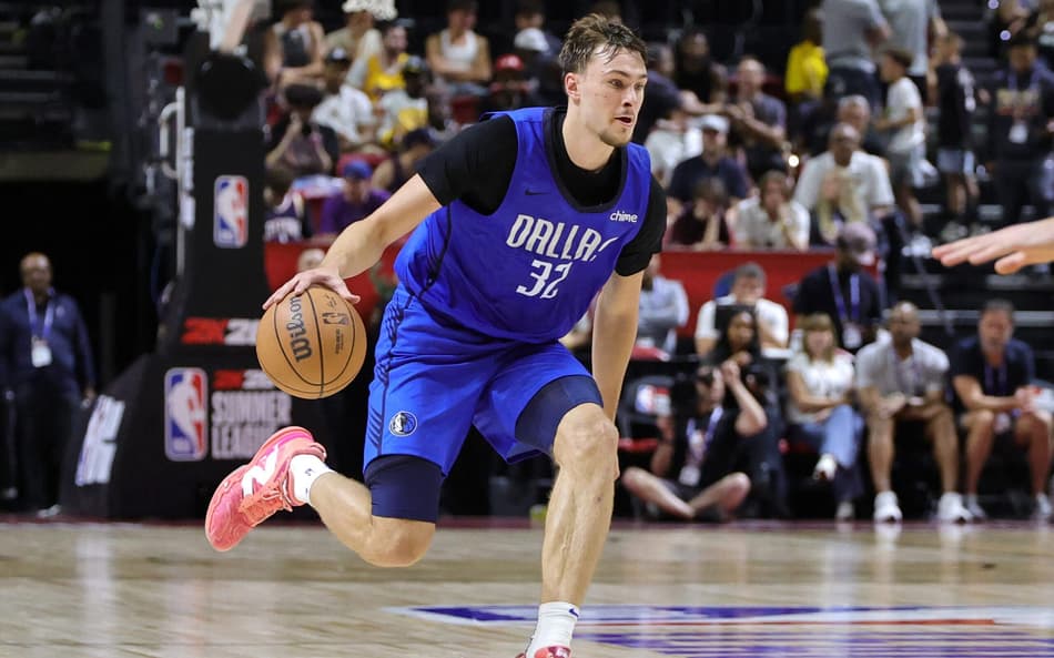 Cooper Flagg, do Mavericks, em ação contra o Spurs na Summer League (Foto: Ryan Stetz/NBAE via Getty Images/AFP)