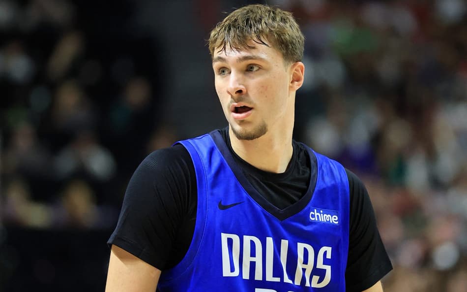 Cooper Flagg, do Mavericks, em ação contra o Spurs na Summer League (Foto: Ryan Stetz/NBAE via Getty Images/AFP)