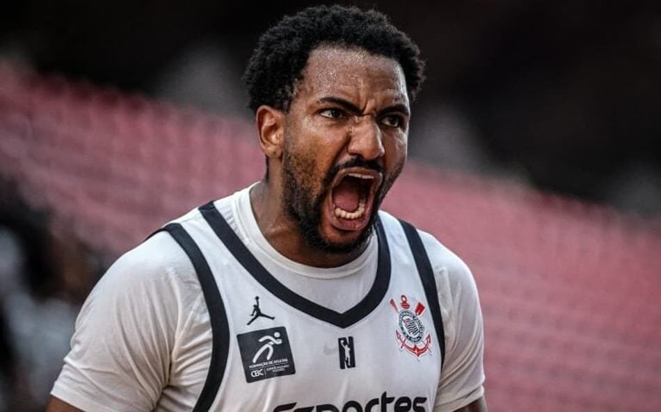 Victão comemorando em jogo do Corinthians pelos playoffs do NBB (Foto: Beto Miller/Corinthians)