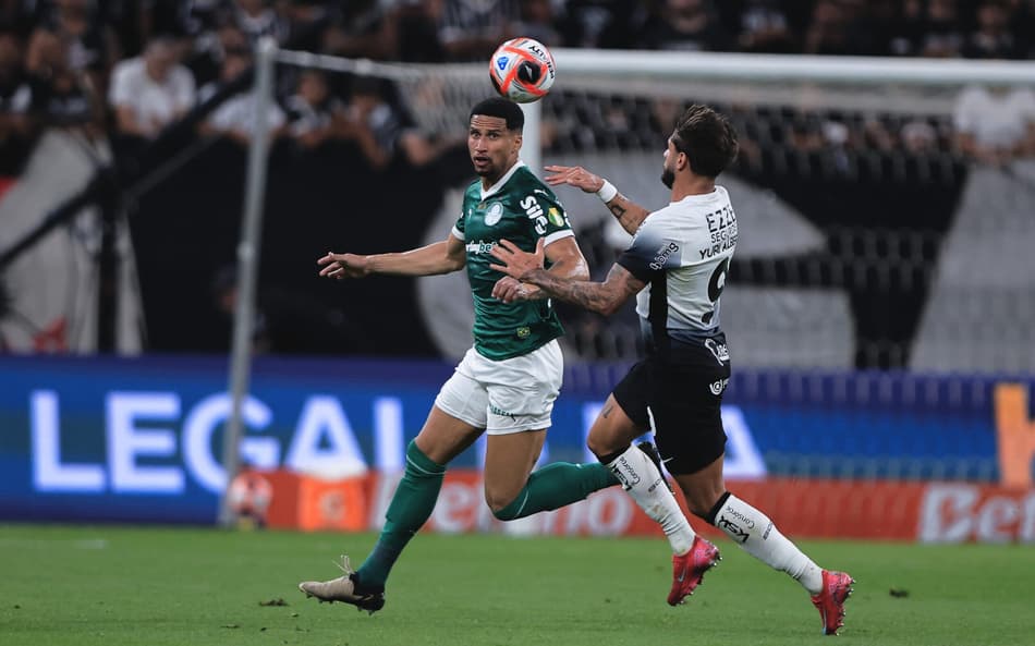 Yuri Alberto, do Corinthians, disputa lance com Murilo, do Palmeiras, na final do Paulista 2025, na Neo Química Arena