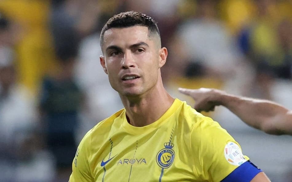 Cristiano Ronaldo, que mandou uma camisa autografada a Donald Trump, em ação pelo Al-Nassr no campeonato saudita (Foto: Divulgação)