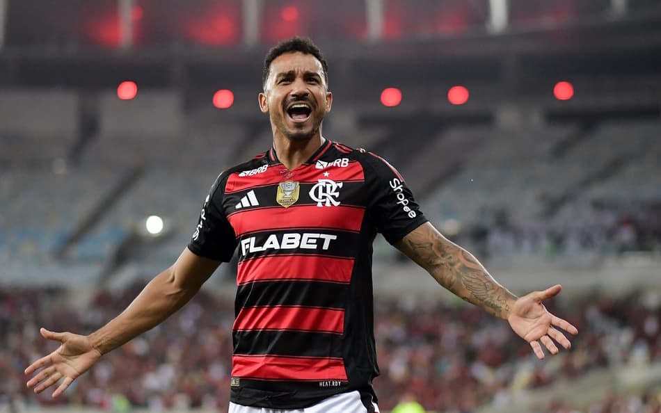 Danilo, do Flamengo, comemora seu gol contra o Botafogo-PB, no Maracanã, pela Copa do Brasil