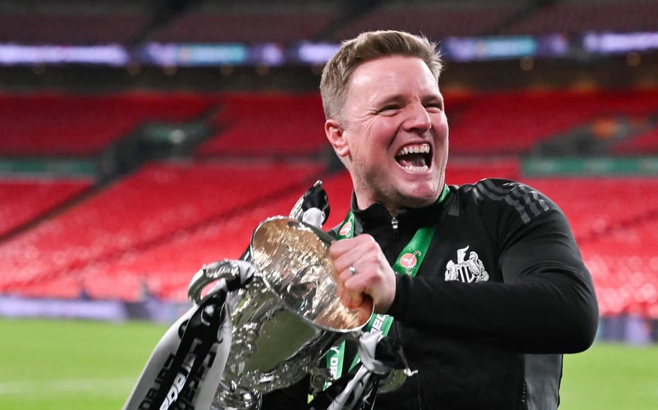 Eddie Howe comemora título da Copa da Liga com o Newcastle (Foto: Glyn KIRK / AFP)