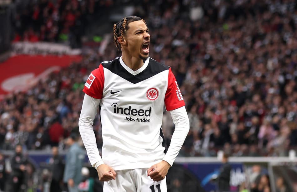Alvo do Liverpool, Ekitike comemora gol pelo Frankfurt (Foto: Reprodução/Eintratch Frankfurt)