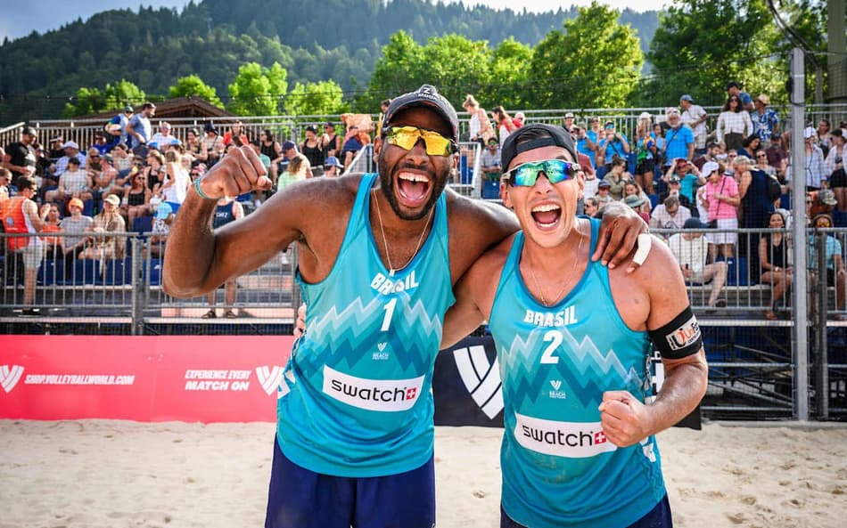 A dupla brasileira Evandro e Arthur derrotou os holandeses Luini e Immers (Foto: Volleyballworld)