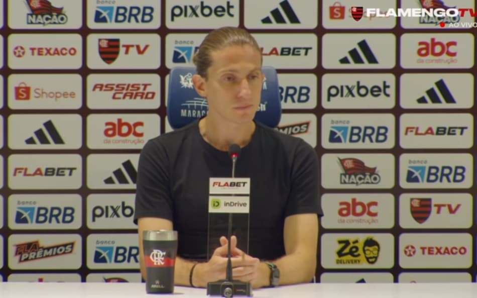Filipe Luís na coletiva de imprensa após vitória contra o Atlético-MG (Reprodução: Flamengo TV)