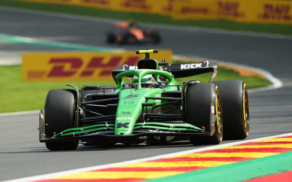 Gabriel Bortoleto em ação no GP da Bélgica pela F1 2025 (Foto: Dimitar DILKOFF / AFP)