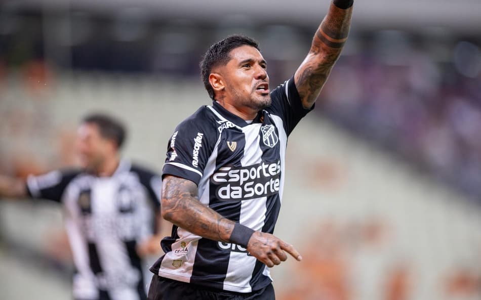 Galeano comemora gol do Ceará contra o Fortaleza, pelo Brasileirão. O Alvinegro venceu por 1 a 0 (Foto: Baggio Rodrigues/AGIF)
