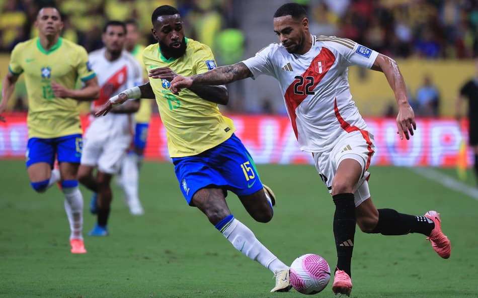 Gerson, jogador do Brasil, disputa lance com Callens, do Peru, durante partida, no Estádio Mané Garrincha, pelas Eliminatórias da Copa do Mundo (Foto: Ettore Chiereguini/AGIF)