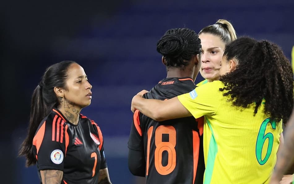 Gio discute com adversárias durante Brasil e Colômbia. (Foto: Lívia Villas Boas / CBF)
