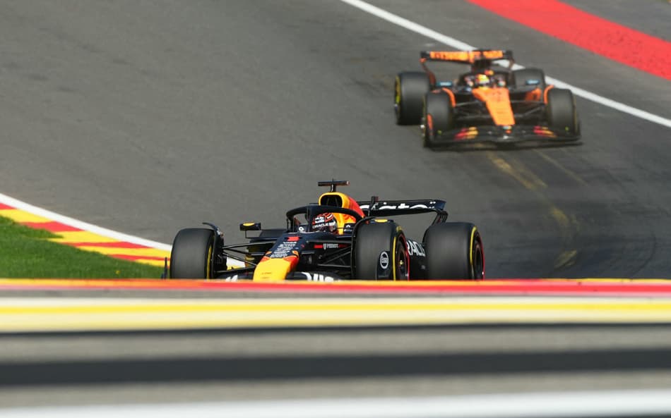 Max Verstappen ultrapassa Oscar Piastri pela liderança da sprint no GP da Bélgica pela F1 2025 (Foto: Dimitar DILKOFF / AFP)