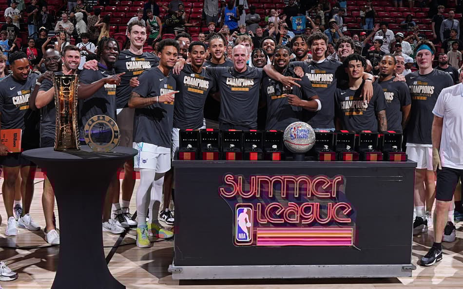 Charlotte Hornets comemora título da NBA Summer League (Foto: Garrett Ellwood/NBAE via Getty Images/AFP)