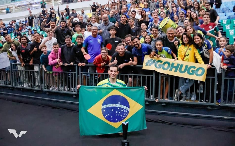 Hugo Calderano com fãs (Foto: Divulgação)