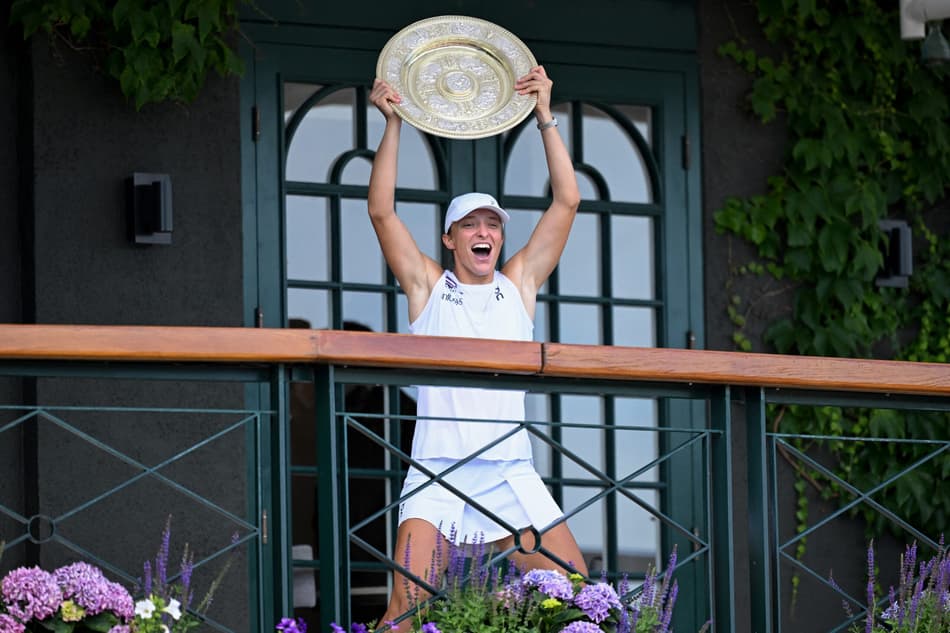 Iga Swiatek comemora com troféu de Wimbledon