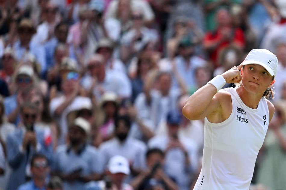 Iga Swiatek comemora ponto na final de Wimbledon