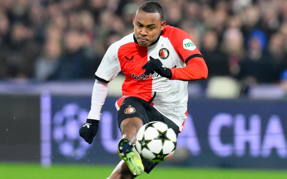 Igor Paixão em ação pelo Feyenoord, da Holanda (Foto: JOHN THYS / AFP)