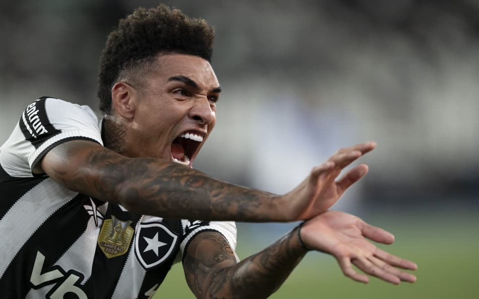 Igor Jesus comemora gol em jogo do Botafogo (Foto: Jorge Rodrigues/AGIF)