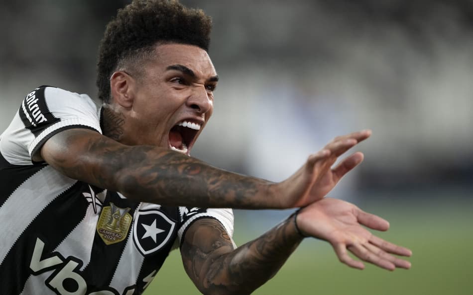 Igor Jesus comemora gol em jogo do Botafogo (Foto: Jorge Rodrigues/AGIF)
