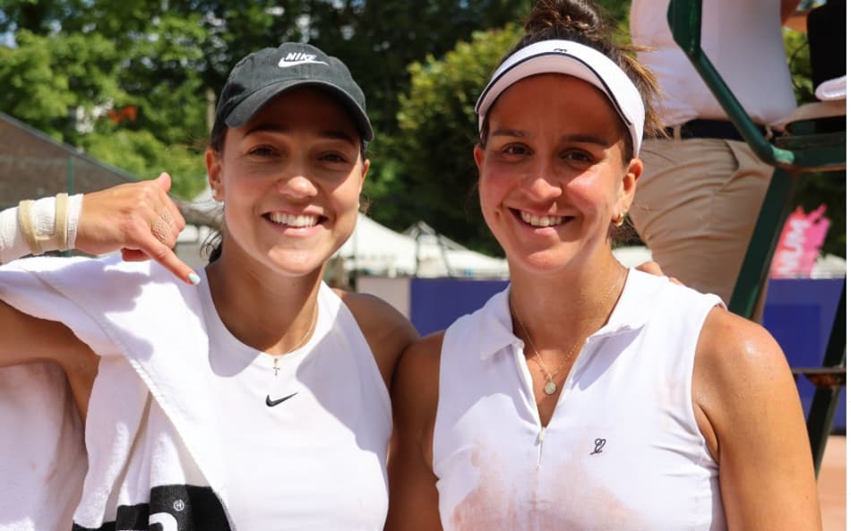 A americana Quinn Gleason (e) e a brasileira Ingrid Martins (Divulgação/WTA de Contrexeville)