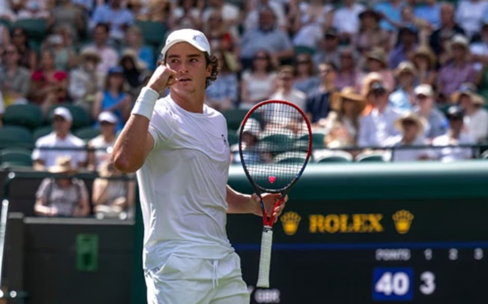 João Fonseca na vitória sobre o americano Brooksby em Wimbledon (Divulgação)