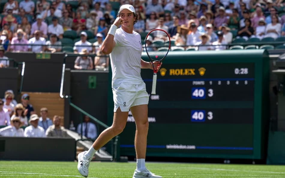 João Fonseca na vitória sobre o americano Brooksby em Wimbledon (Divulgação)