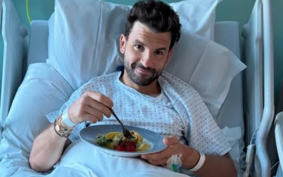O búlgaro Grigor Dimitrov, no hospital, após a lesão no peito (Reprodução)