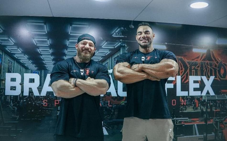 Flex Lews e Rafael Brandão no estande da Max Titanium, no Arnold South America.