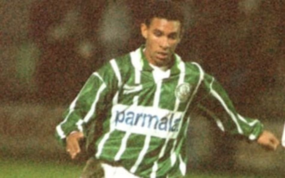 Djalminha em ação pelo Palmeiras contra o Santos, de Gallo, na partida que confirmou o título do Verdão em 96
