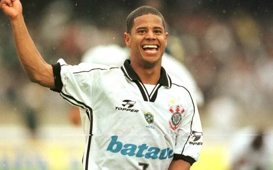 Marcelinho Carioca comemora gol pelo Corinthians na final de 1999