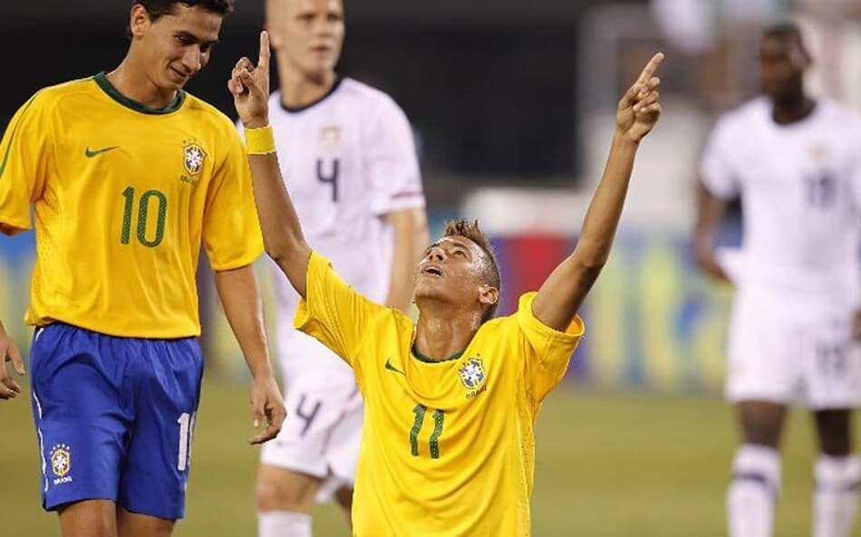 No dia 10 de agosto de 2010, Neymar fez sua estreia pela Seleção Brasileira, marcando um dos gols da vitória sobre os Estados Unidos