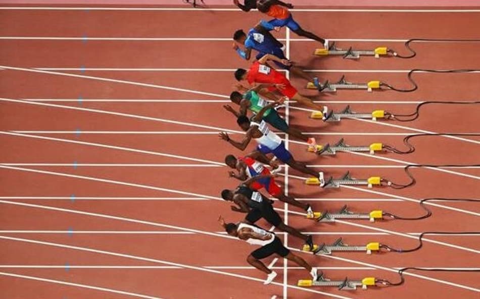 Largada de uma bateria dos 100m masculino do Mundial de Doha. (IAAF)