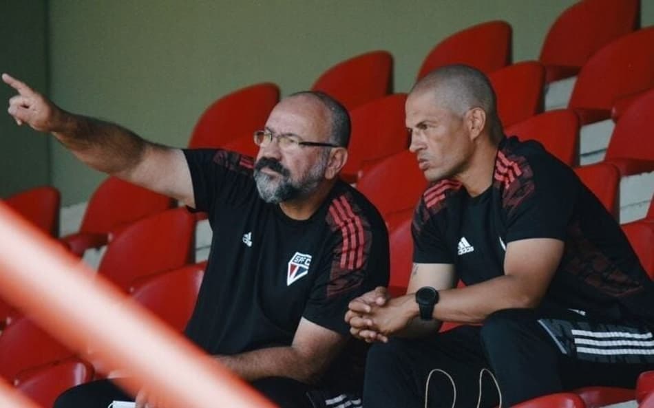 Alex acompanhou o treino ao lado do auxiliar PC de Oliveira