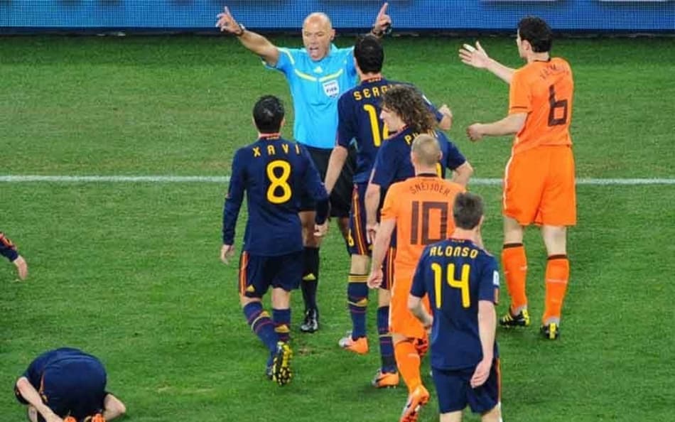 2010 - No primeiro Mundial realizado no continente africano, o inglês Howard Webb foi o escolhido para apitar a final entre Espanha e Holanda. Os espanhóis saíram vitoriosos após 1 a 0 conquistado na prorrogação, no estádio Soccer City, em Joanesburgo.
