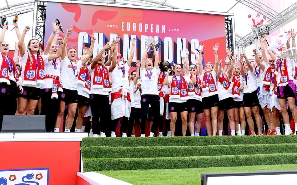 Inglaterra comemora bicampeonato da Euro Feminina nas ruas de Londres. (Foto: Seleção Inglesa/Divulgação)