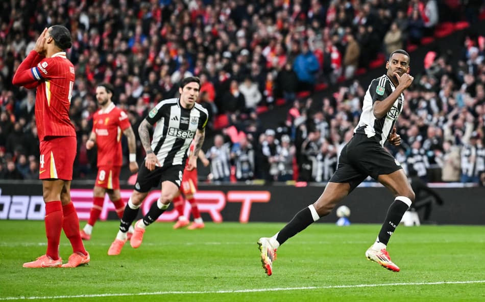 Isak comemora gol pelo Newcastle na final da Copa da Liga Inglesa contra o Liverpool