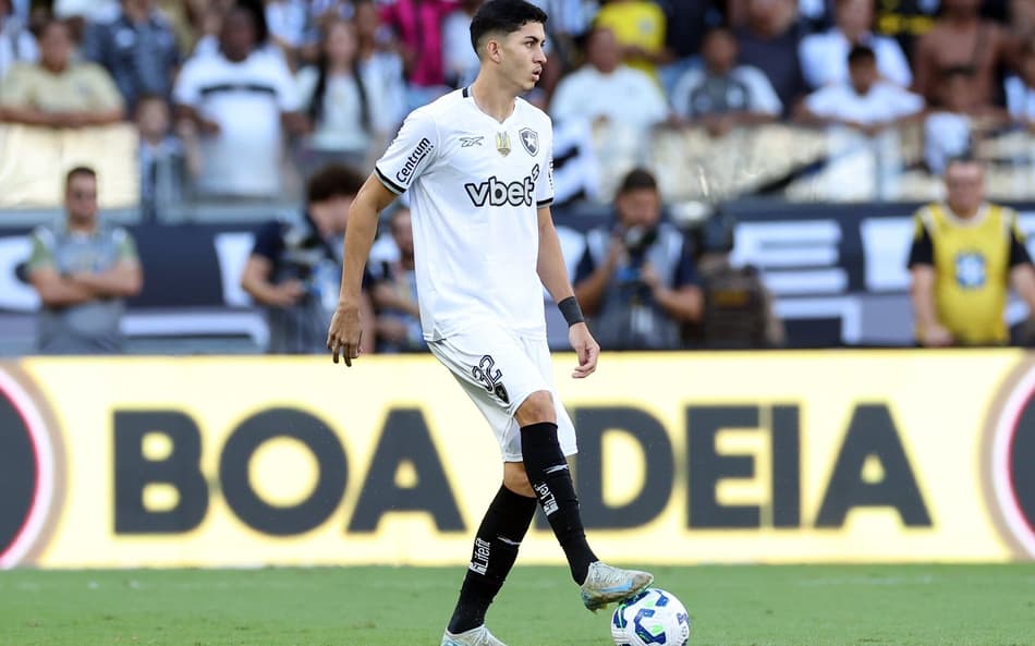 Jair Cunha vai desfalcar o Botafogo diante do Estudiantes