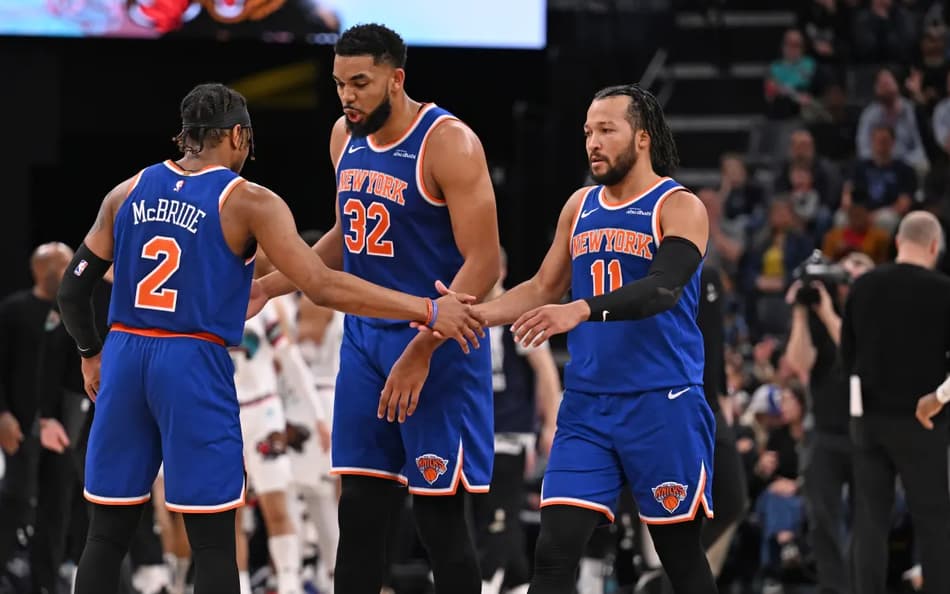 Miles McBride, Karl-Anthony Towns e Jalen Brunson, do New York Knicks, comemorando contra o Memphis Grizzlies na NBA (Foto: Grant Burke/NBAE via Getty Images/AFP)