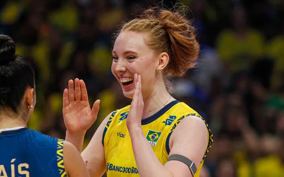Julia Bergmann comemorando ponto do Brasil contra Estados Unidos na VNL (Foto: Mauricio Val/FV Imagem/CBV)
