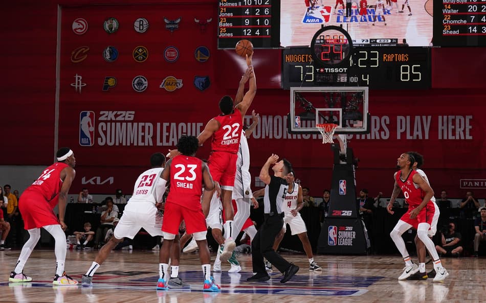 "Jump ball" entre Toronto Raptors e Denver Nuggets em jogo da NBA Summer League (Foto: Garrett Ellwood/NBAE via Getty Images/AFP)