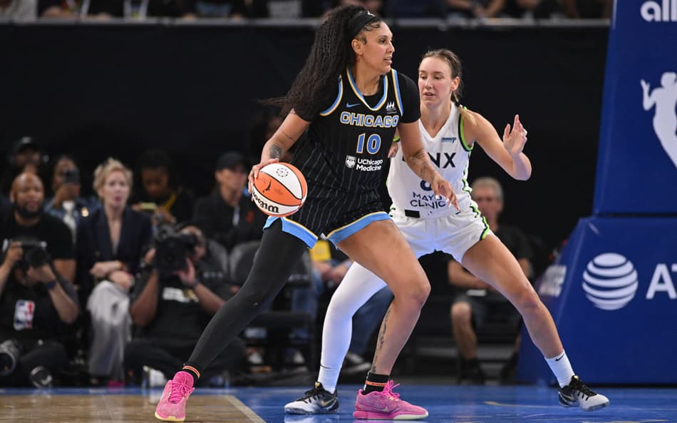 Kamilla Cardoso, do Chicago Sky, em ação contra o Minnesota Lynx na WNBA (Foto: Daniel Bartel/Getty Images/AFP)