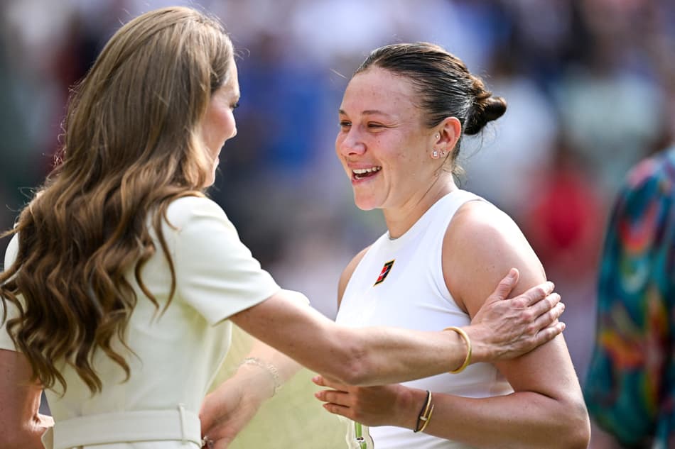 Kate Middleton cumprimenta Amanda Anisimova após a partida
