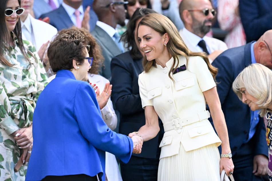 Billie Jean King e Kate Middleton se cumprimentam na final de Wimbledon