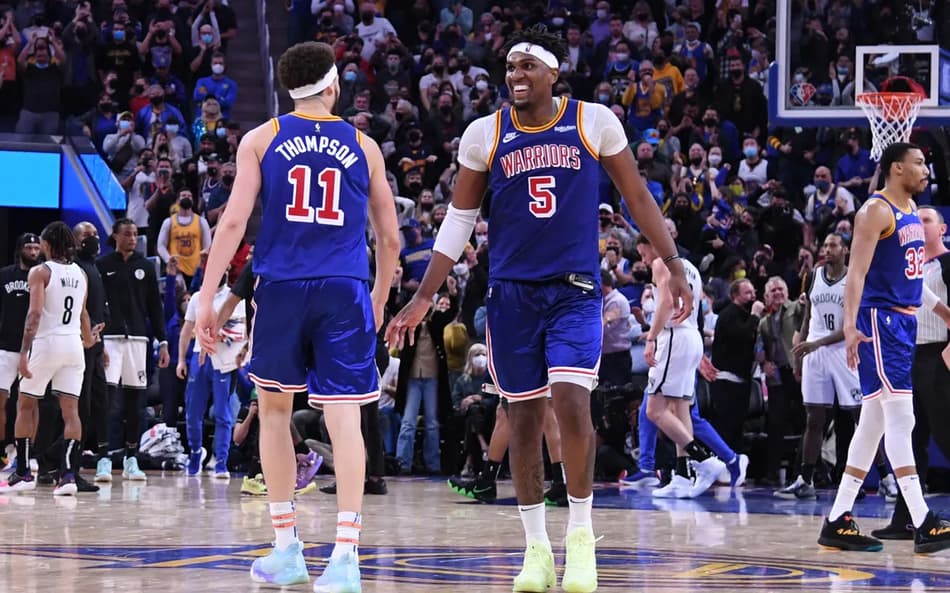 Kevon Looney e Klay Thompson se cumprimentando em jogo do Warriors na NBA (Foto: Noah Graham/NBAE via Getty Images/AFP
