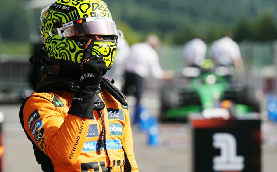 Lando Norris comemora pole position no GP da Bélgica na F1 2025 (Foto: Dimitar DILKOFF / AFP)